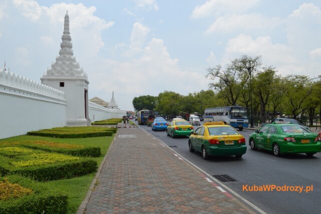 Pałac Królewski w Bangkoku. Różne rodzaje taxi widoczne w tle.