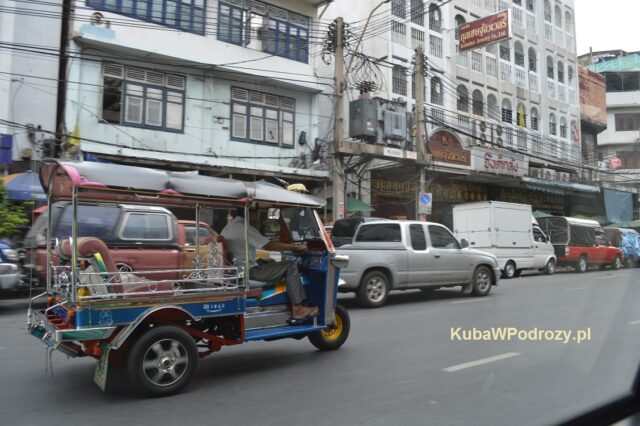 Jeden z tuk-tuków w Bangkoku.