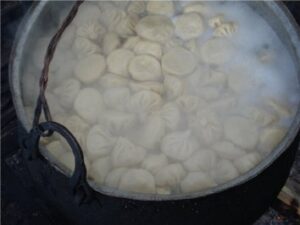 Chinkali podczas gotowania ⓒkochbar.de
