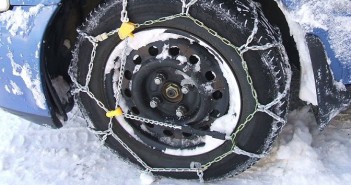 Światła mijania, limity prędkości, łańcuchy śniegowe – jak to wygląda za granicą? Poradnik. 1024px-Snow_Chain_Honda ⓒWikipedia