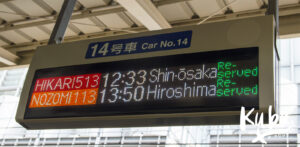 Tablica informacyjna na peronie Shinkansen