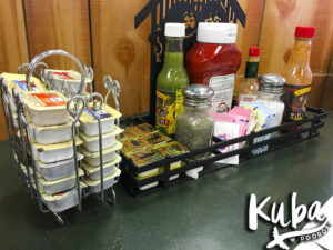 Śniadanie w USA - koszyk z przyprawami i dodatkami