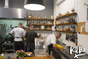 Stół na Szwedzkiej kuchnia