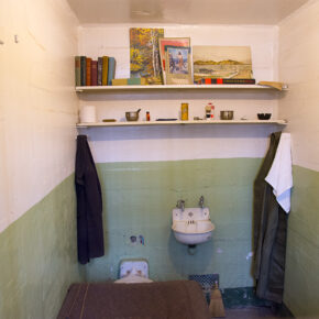 Alcatraz - cela wieloletniego skazanego, który zasłużył sobie na dodatkowe rzeczy w celi.