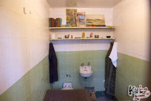 Alcatraz - cela wieloletniego skazanego, który zasłużył sobie na dodatkowe rzeczy w celi.