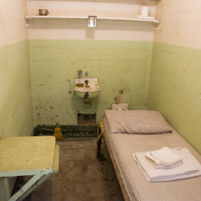 Alcatraz - cela zwykłego skazanego wraz z wyposażeniem