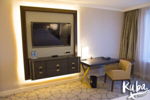 Sheraton Warsaw - komoda z minibarem i TV