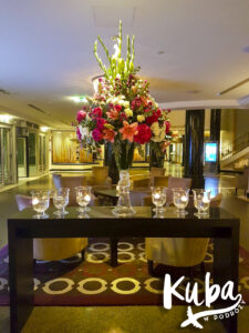 Sheraton Warsaw - kwiaty na recepcji