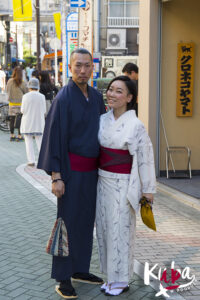 Para w tradycyjnych strojach w Kioto