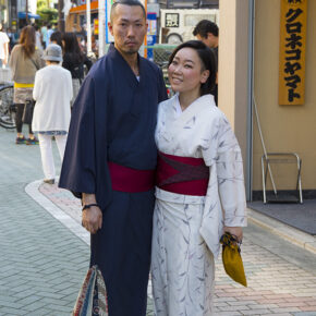 Para w tradycyjnych strojach w Kioto