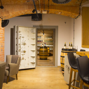 AC Hotel by Marriott Wrocław - piwnica, gdzie odbywają się degustacje win