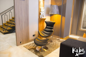 AC Hotel by Marriott Wrocław - poczekalnia przy recepcji