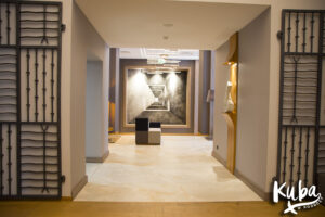 AC Hotel by Marriott Wrocław - widok na recepcję