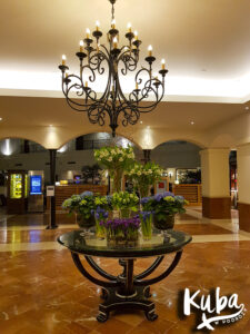 Sheraton Grand Kraków - kwiaty przy recepcji