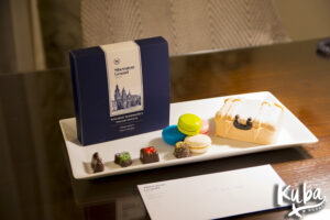 Sheraton Grand Kraków - słodkości w pokoju klubowym