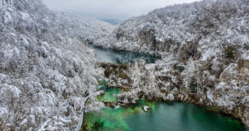 Jeziora Plitwickie zimą – cud natury w śnieżnej scenerii