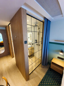 Puro Łódź - szklana ściana w łazience